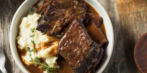 Pyszne, wolno gotowane żeberka w sosie własnym z puree ziemniaczanym. Idealny pomysł na to, co zrobić z ugotowanych żeberek, gdy chcesz zaimponować gościom.