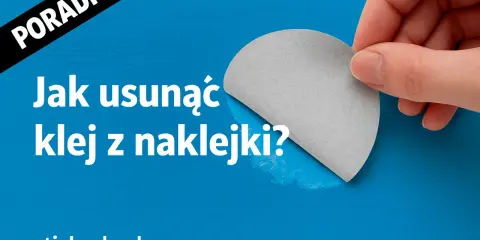 Poradnik: Jak usunąć klej z naklejki? Dłoń odkleja szary fragment, pokazując biały ślad po kleju.