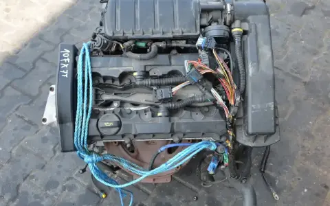 Silnik do Peugeot 307 1.6 benzyna, z widocznymi przewodami i oznaczeniem 107FX7.