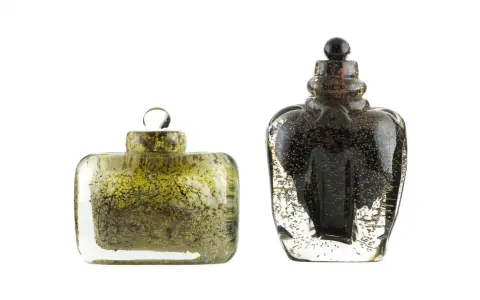 Deux flacons en verre soufflé, œuvres de Maurice Marinot, l'un vert moucheté, l'autre noir bullé.