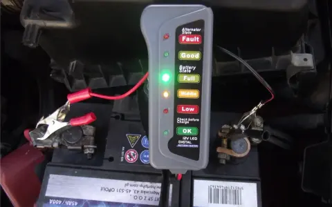 Tester akumulatora pokazuje stan "OK", zielona dioda świeci. Czy rozrusznik może rozładowywać akumulator? Sprawdź stan baterii.