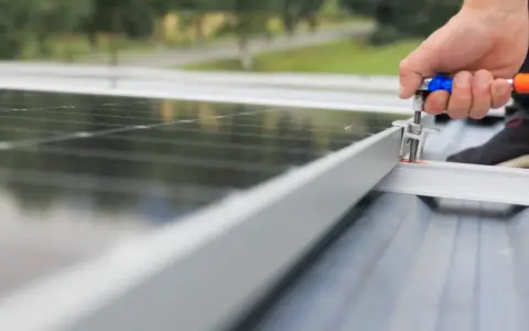 Montering av solpaneler i Uppsala för att maximera soltimmar och producera grön energi.
