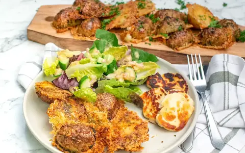Ugnsbakad potatis med parmesan och en fräsch sallad. En härlig rätt med krispig potatis i ugn parmesan.