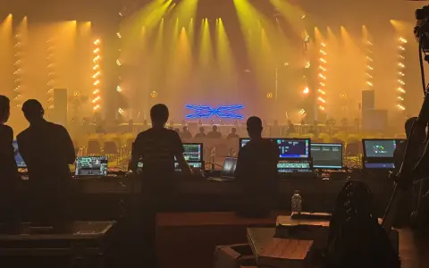 Tecnici al lavoro con console luci e schermi, pronti per un grande evento al MIR Rimini.