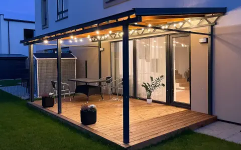 En mysig altan med pergola och ljusslingor. Perfekt för sommarkvällar, kanske efter att ha fått pergola bygglov.