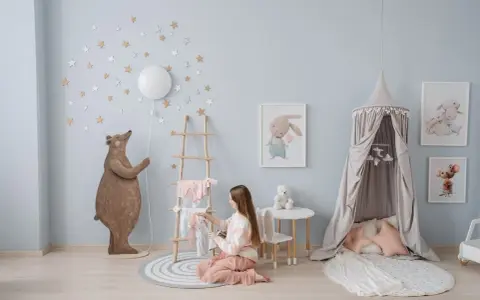 Dolce cameretta neonato con orso, mongolfiera, stelline e lettino a baldacchino.