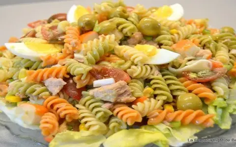 Ensalada de pasta de colores: ¡El secreto para que quede jugosa!