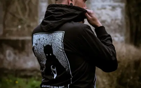 Usuwanie nadruku z bluzy: żelazko, chemia, mrożenie co wybrać?