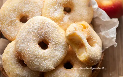 Frittelle di mele dorate e zuccherate, un dolce invitante con un cuore morbido di mela.