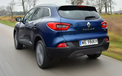 Niebieski Renault Kadjar w ruchu. Wady tego modelu mogą dotyczyć np. wyciszenia kabiny.