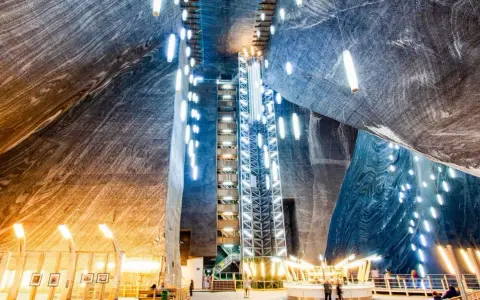 Wnętrze kopalni soli w Rumunii, z imponującą architekturą i oświetleniem tworzącym magiczną atmosferę.