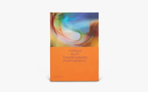 Okładka książki "Thomas Ruff: Transforming Photography" z abstrakcyjnym, kolorowym wzorem i pomarańczowym spodem.