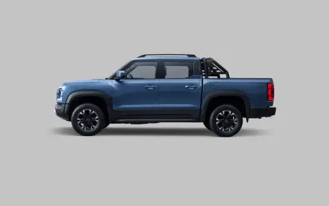 Niebieski pickup BYD Shark PHEV widziany z boku na szarym tle.