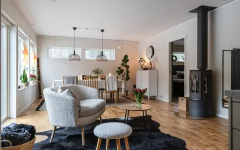 Mysigt vardagsrum inspiration med en fluffig fåtölj, kamin och matplats. Perfekt för kalla kvällar.
