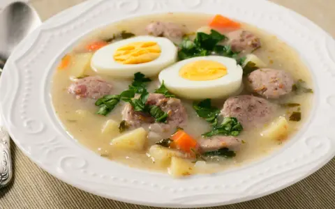 Syty żurek z kiełbasą, ziemniakami, jajkiem i natką pietruszki. Idealny na obiad, zurek kcal.