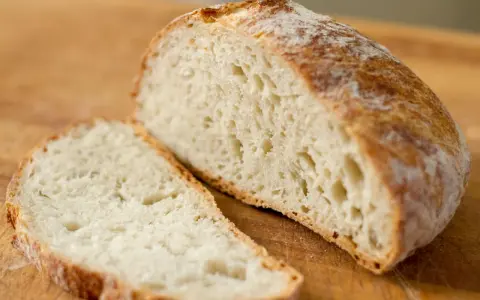 Pain artisanal tranché, la mie aérée témoigne d'une cuisson pain au four chaleur tournante parfaite.
