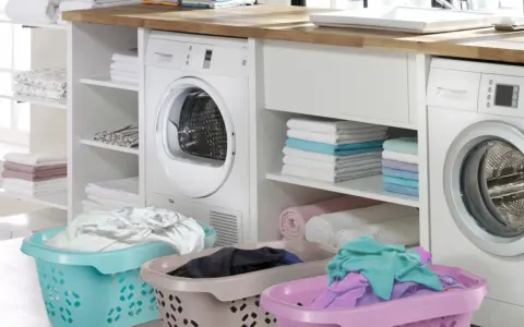 Lavandería moderna con lavadora y secadora. Cestas con ropa sucia y toallas dobladas, evocando la eficiencia de los detergentes años 60.