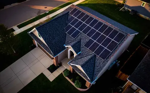 Maison avec panneaux solaires sur le toit, prête pour une déclaration cacsi.