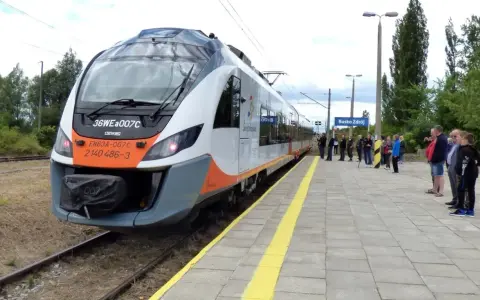 Nowy pociąg Impuls na stacji Busko Zdrój, gotowy do podróży zgodnie z rozkładem jazdy Ostrowiec - Kielce.