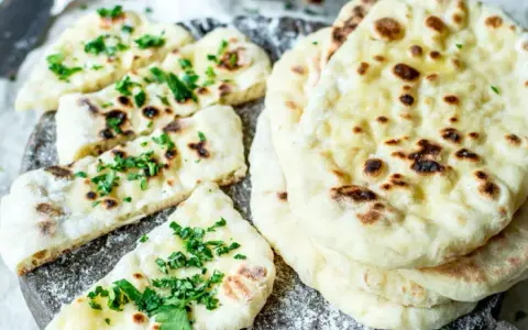 Puszysty naan z patelni: przepis, który zawsze wychodzi!