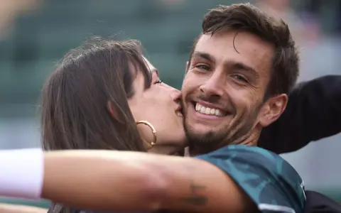 Veronica Confalonieri musetti, un abbraccio affettuoso e un sorriso radioso sul campo.