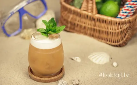 Orzeźwiający vodka sour z miętą na plaży, obok maska do nurkowania i koszyk z limonkami. Idealny na wakacje!