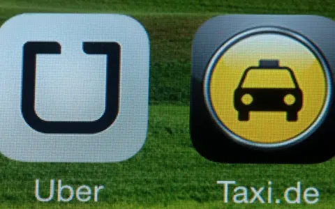Uber und Taxi.de Apps nebeneinander, ein Zeichen für die starke **Uber Konkurrenz** im Fahrdienstmarkt.