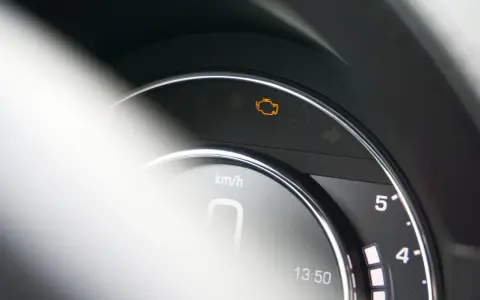Das Symbol für die Motorkontrollleuchte leuchtet auf dem Armaturenbrett. Das kann viele Gründe haben, warum leuchtet die Motorkontrollleuchte?