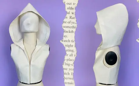 Maniquí con una capucha de tela cruda, mostrando cómo hacer una capucha.