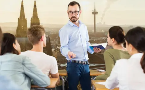 Nauczyciel w niemieckiej szkole, gdzie polskie dziecko bez znajomości języka próbuje zrozumieć lekcję.