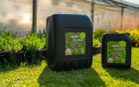 Dwa czarne kanistry z napisem "Dżo Humus" - naturalny nawóz stworzony przez dżdżownice, który wspomaga wzrost roślin.