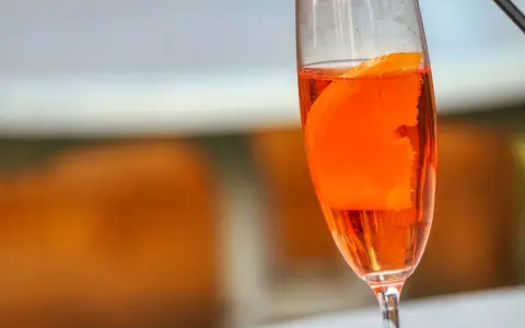 Blue Curaçao alkohol: Smak, drinki i sekrety idealnych koktajli