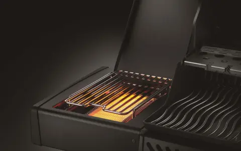 Ein Grill mit glühenden Brennern in der Sizzle Zone, bereit für perfektes Anbraten.