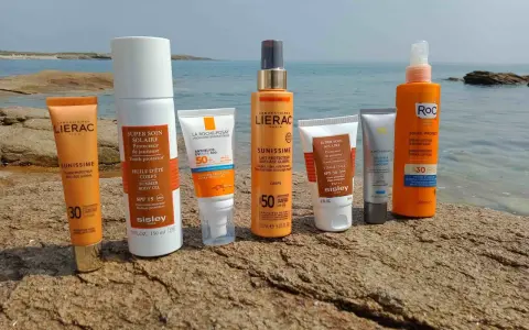 Produits solaires Lierac, Sisley, La Roche-Posay et Roc sur fond de mer. Idéal pour un capital bronzage en toute sécurité.