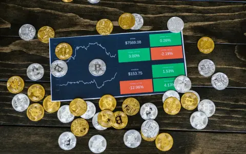 Złote i srebrne monety kryptowalut otaczają wykresy cenowe Bitcoina i Ethereum. Widać dane o zmianach kursów, sugerujące aktywność na **otc giełda**.
