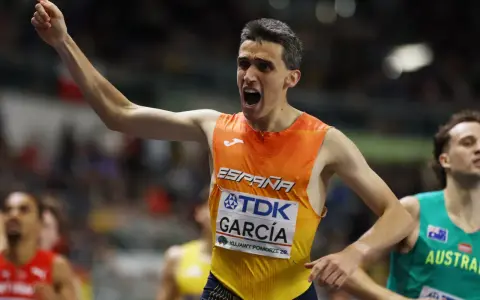 Atleta español celebra victoria en el campeonato del mundo de atletismo. ¡Consulta el horario para no perderte ninguna carrera!
