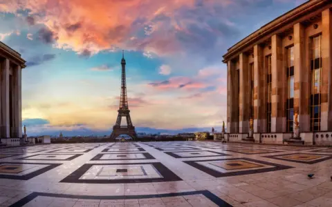 Eiffelturm im Abendrot, ein perfekter Moment für Paris Unternehmungen. Die Terrasse des Palais de Chaillot bietet einen atemberaubenden Blick.