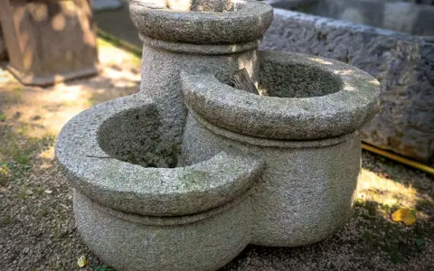 Tre anfore in pietra, perfette per idee giardino con anfore. Un elemento rustico e affascinante per il tuo spazio verde.