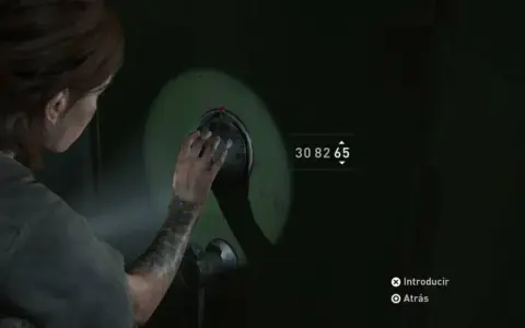 Ellie intenta abrir una de las **cajas fuertes** de The Last of Us 2. El código es 30 82 65.