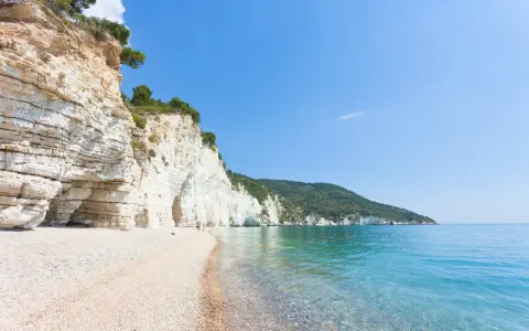 Scogliere bianche e mare cristallino, un angolo da sogno per chi cerca il mare più bello in Puglia.