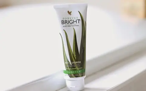 Pasta do zębów Forever Bright z aloesem i propolisem, zapewniająca wiecznie jasny uśmiech. Bez fluoru, o smaku miętowym.
