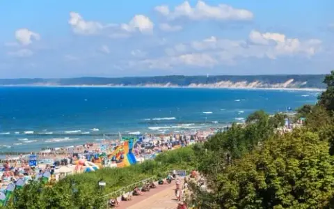 Gdzie szukać noclegów nad morzem, aby uniknąć wysokich cen?
