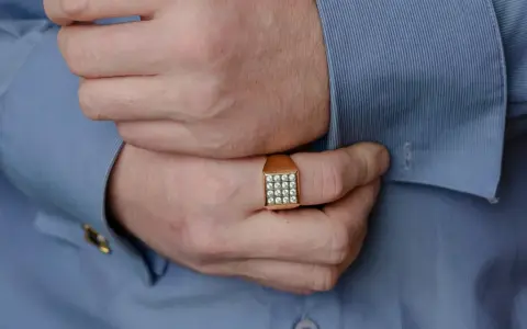 Bague en or avec pierres précieuses, un exemple pour comment nettoyer des bijoux en or avec pierre précieuse.