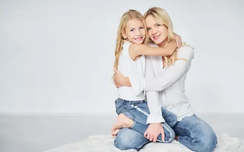 Uśmiechnięta blondynka obejmuje mamę. Mimo że czasem córka mnie odrzuca, dziś czuję się kochana.