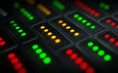 Wskaźniki LED na panelu sterowania, zielone, żółte i czerwone, przypominają sukcesy testów w **pytest**.