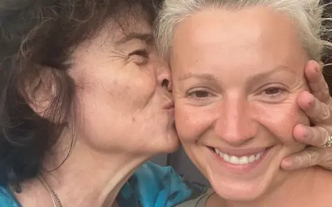 Starsza kobieta całuje młodszą w policzek. Może to początek czegoś więcej, bo zakochałam się w przyjacielu.