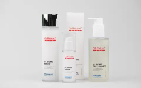 Zestaw kosmetyków Cell Fusion C z proteoglikanami: tonik, serum i żel do mycia.