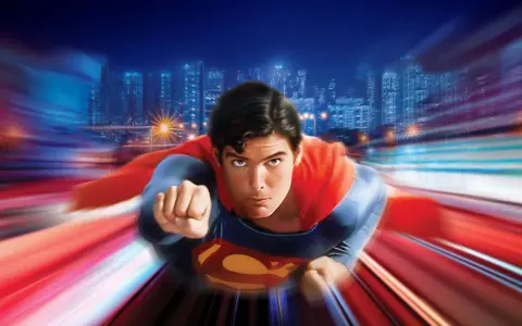 Superman vuela a toda velocidad sobre una ciudad nocturna, evocando la icónica banda sonora de Superman.