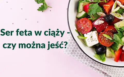Sałatka z serem feta, pomidorami, ogórkiem i oliwkami na różowym tle.
