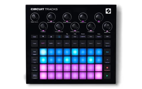Czarny kontroler muzyczny Circuit Tracks z podświetlanymi padami i pokrętłami, oferujący innowacyjne komponenty do tworzenia muzyki.